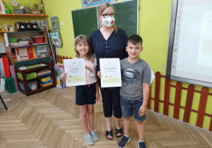 Julka i Maciek z klasy Ia z pedagogiem szkolnym.